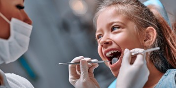 Kind bei Zahnarzt Mund offen - Kinderzahnarztpraxis Wiesbaden