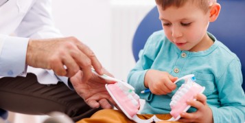 Junge bei Zahnarzt - Kinderzahnarztpraxis Wiesbaden